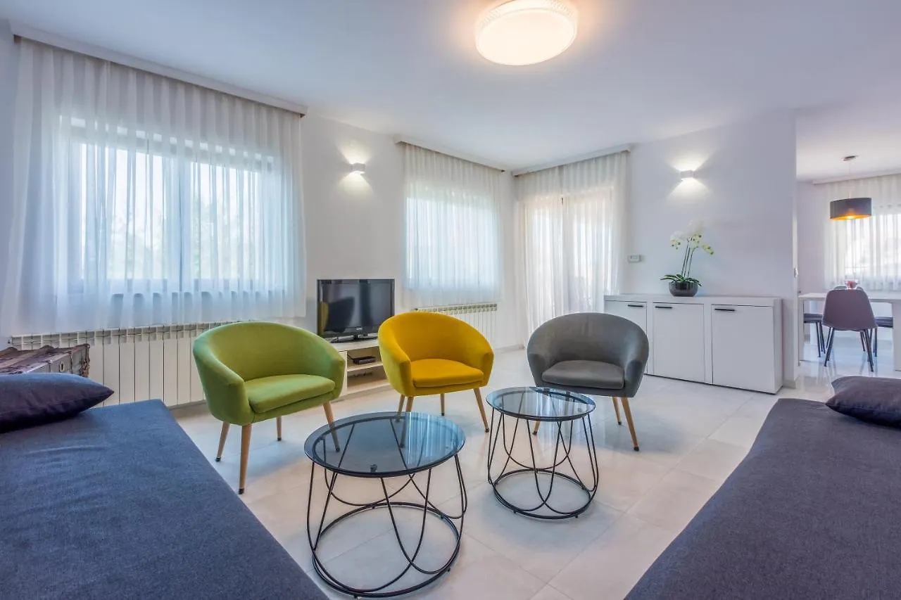 Damir 4+1+1 Apartment Crikvenica 0*,  Croatia