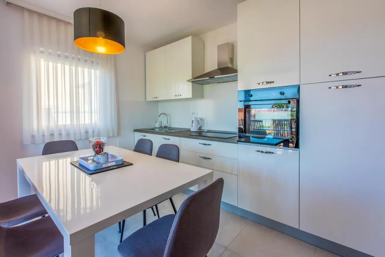 Damir 4+1+1 Apartment Crikvenica 0*,  Croatia